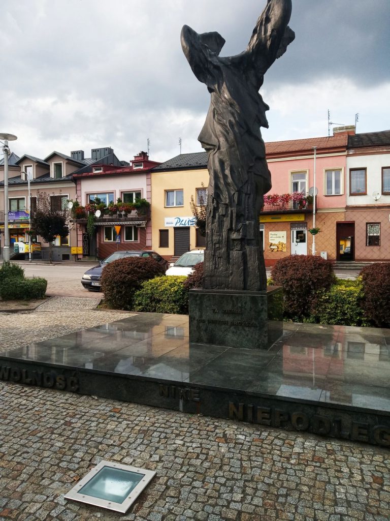 „Nike” na rynku w Chmielniku [Świętokrzyskie]